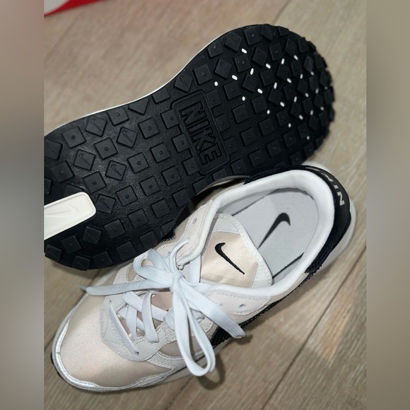 Brand new WOMANS NIKES Size 7 - Picture 1 of 4